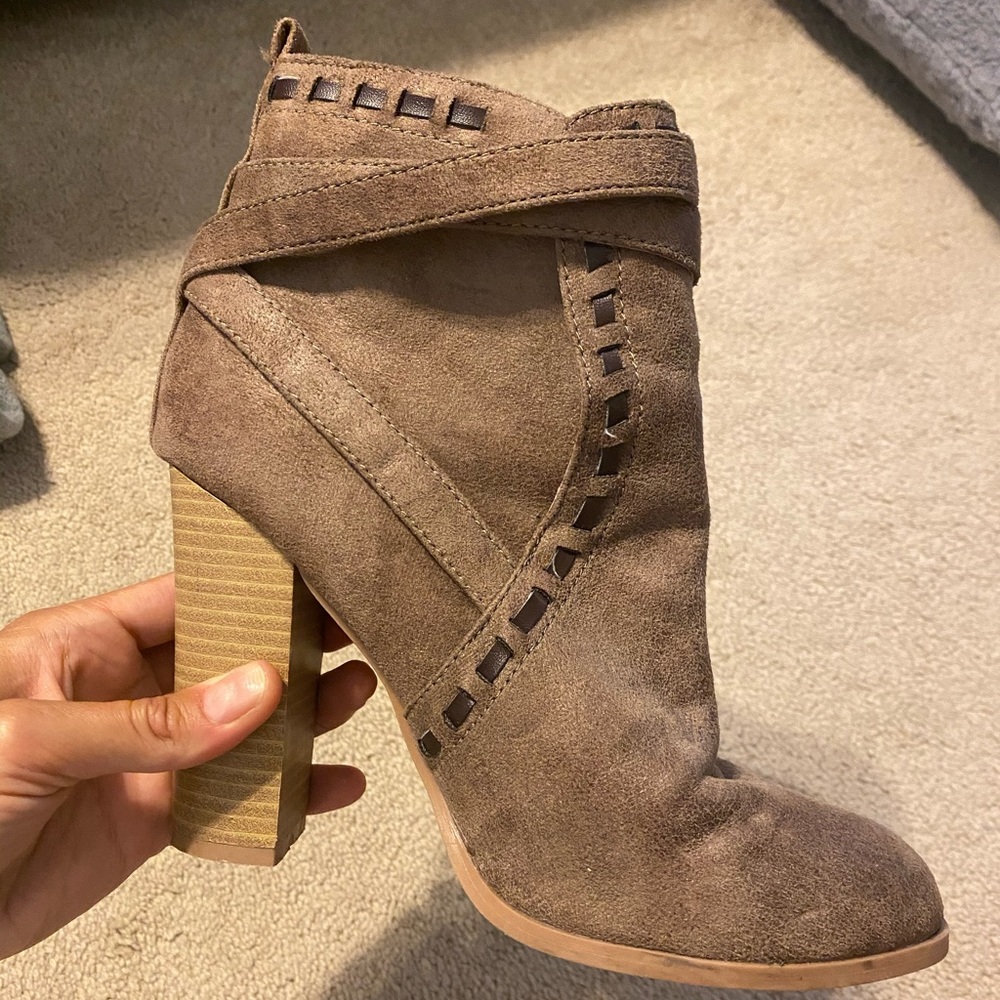 Women’s Size 9 Tan Brown Qupid Booties.